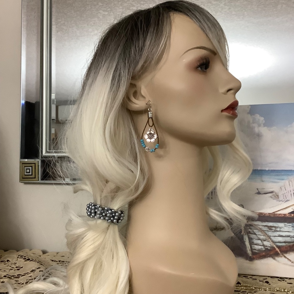 NWT silvertone /Aqua Earrings - Picture 6 of 7